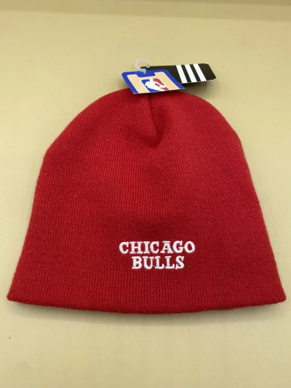 NWT New Adidas Chicago Bulls Red Bull Youth Beanie Uncuffed NBA Store Tag